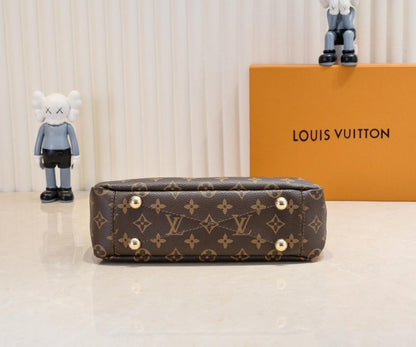 Modern Italian-Inspired Shoulder Bag