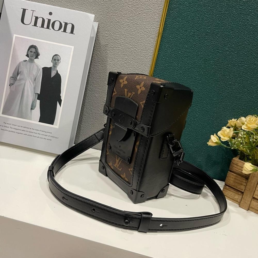 Modern Premium Studded Canvas Travel Bag
