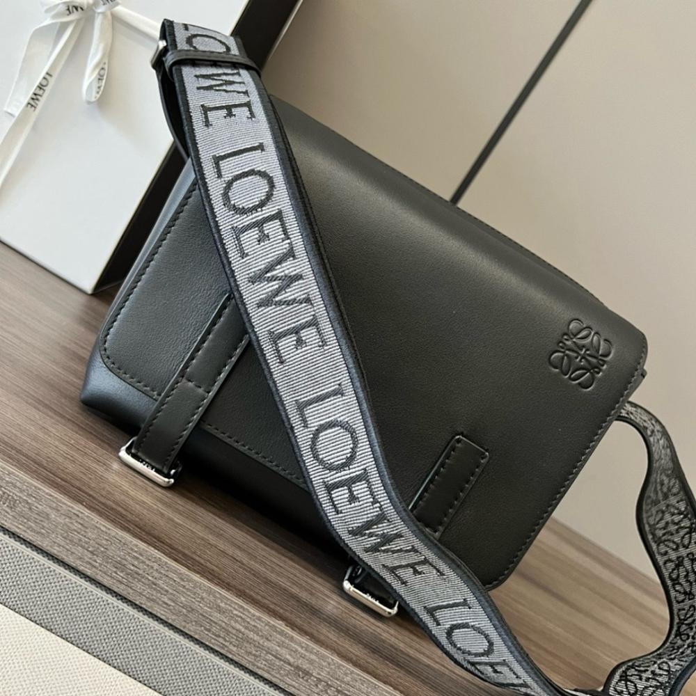 Elegant Leather Shoulder Bag – Limited Edition