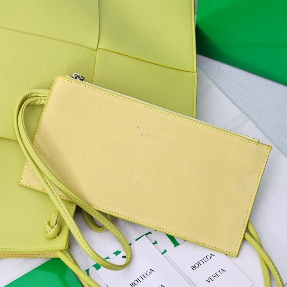 Elegant Woven Leather Shoulder Bag – Special Edition