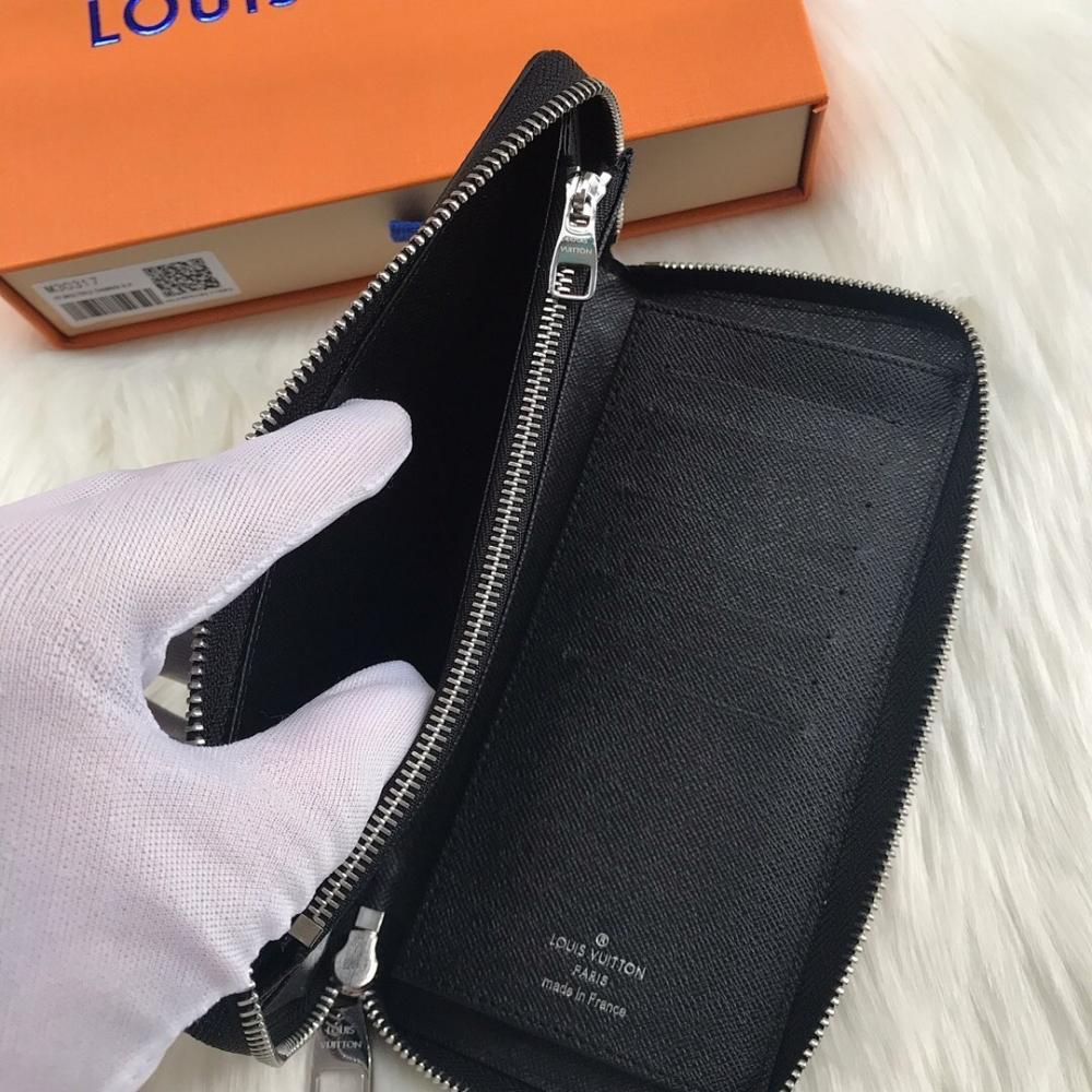 Modern Elegant Silver Leather Wallet