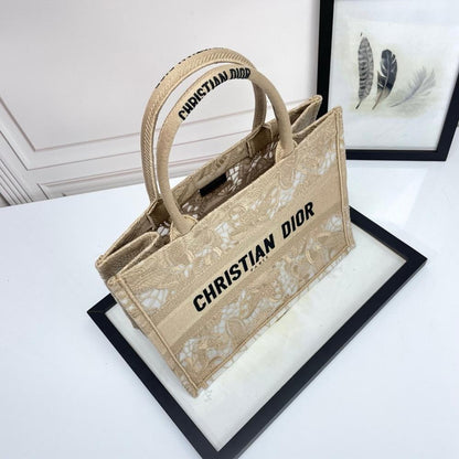Stylish Embroidered Shoulder Bag – Limited Edition