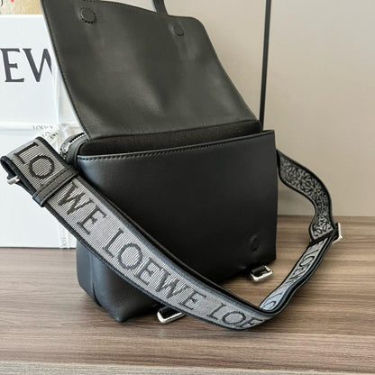 Elegant Leather Shoulder Bag – Limited Edition