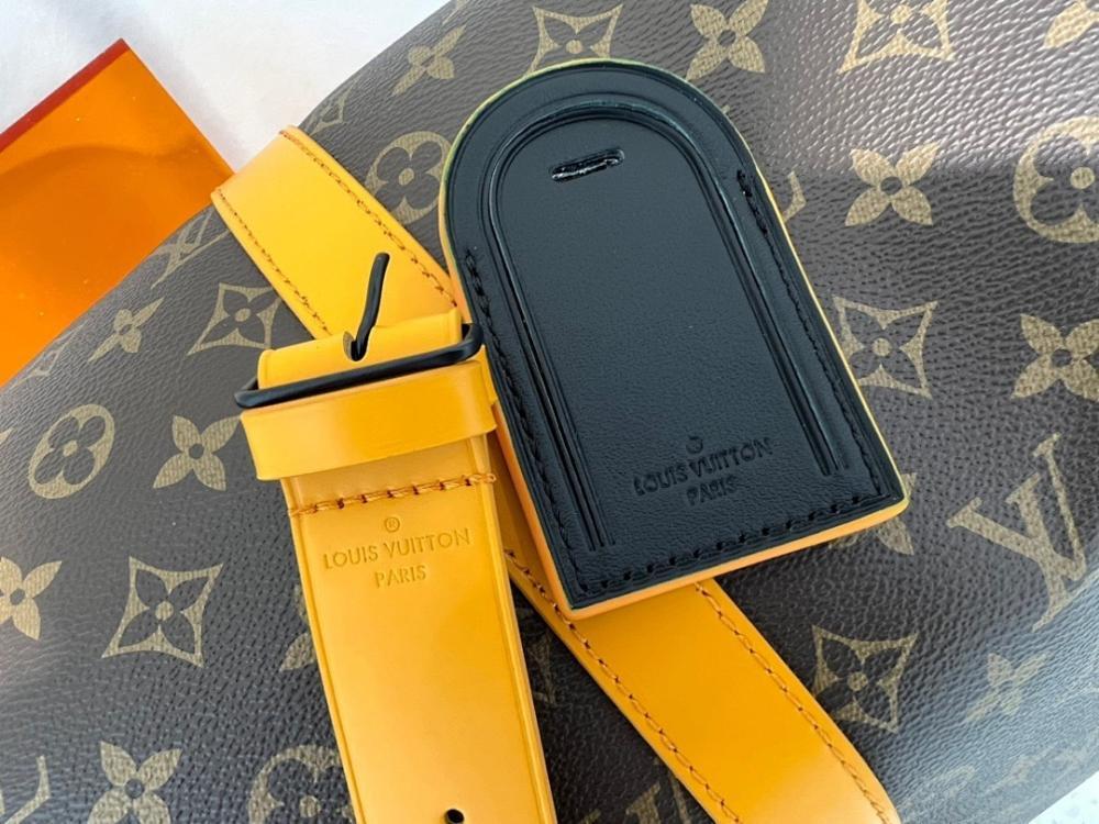 Elegant Refined Black Leather Crossbody Bag
