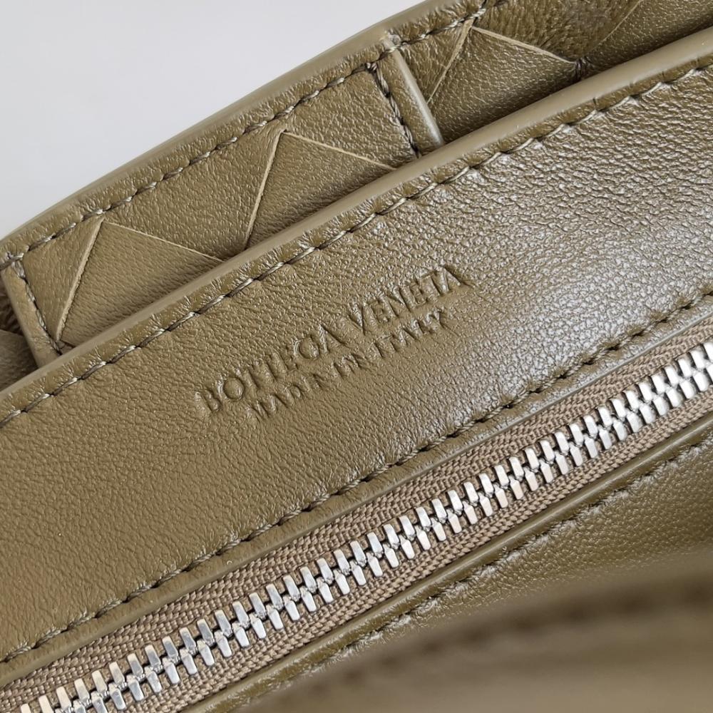 Elegant Leather Top Handle Bag