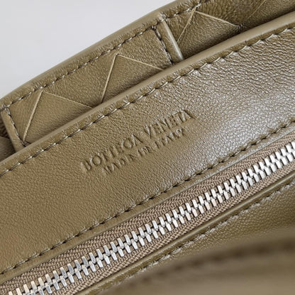 Elegant Leather Top Handle Bag