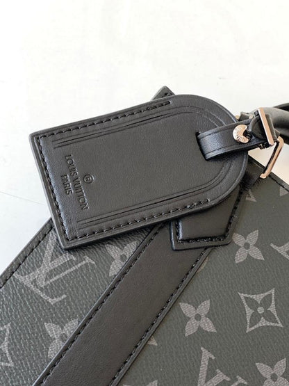Classic Modern Leather Shoulder Bag