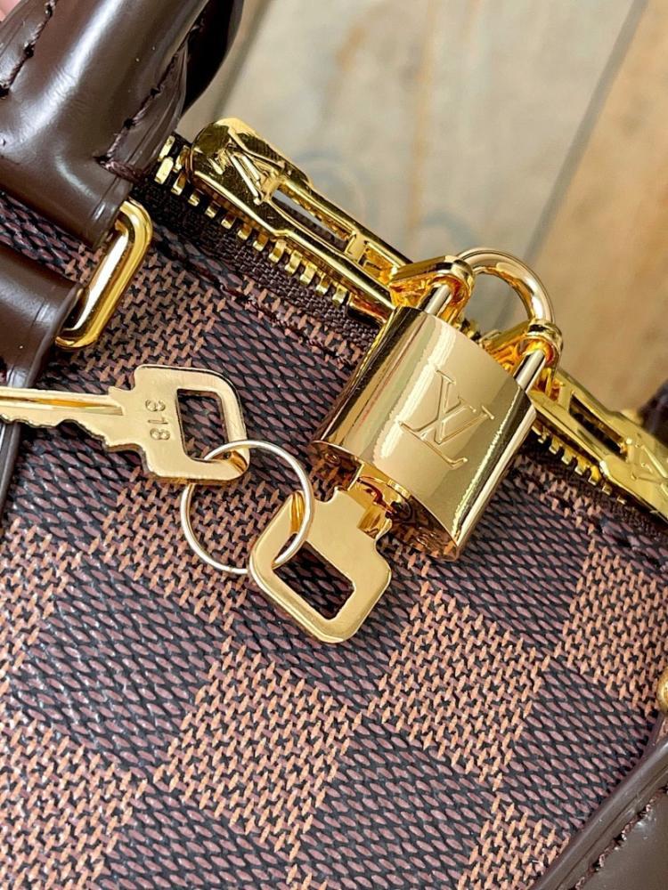 Classic Italian-Inspired Leather Shoulder Bag