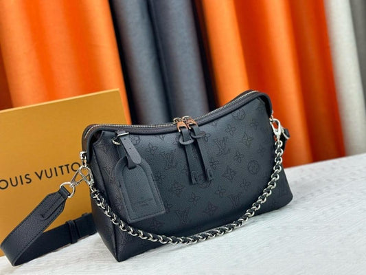 Elegant Leather Shoulder Bag – Limited Edition