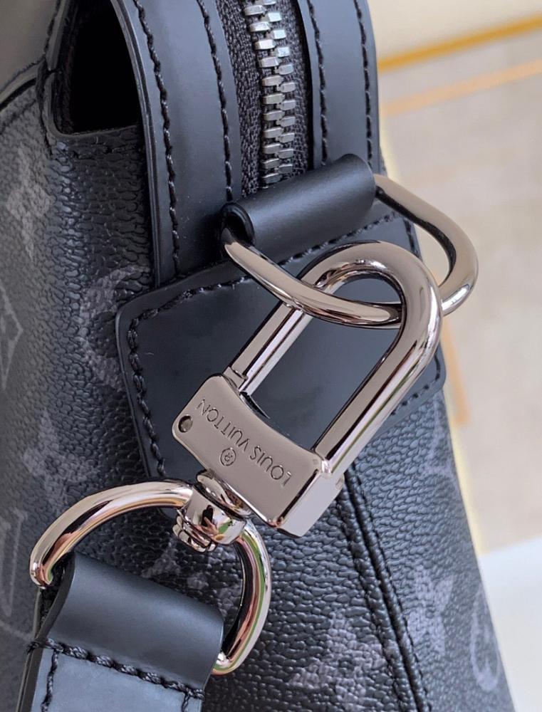Stylish Silver Shoulder Bag – Limited Edition