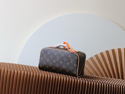 Modern Refined Crossbody Bag