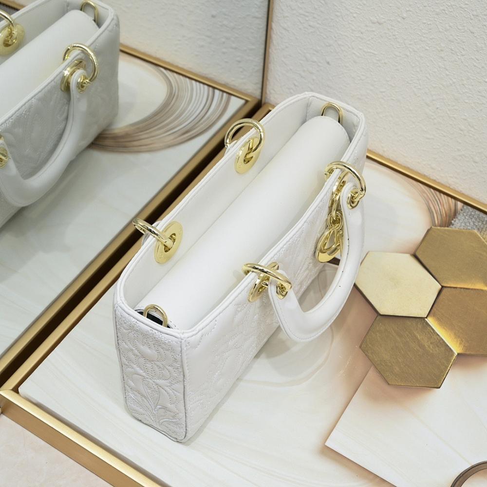 Classic Refined Gold Quilted Shoulder Bag