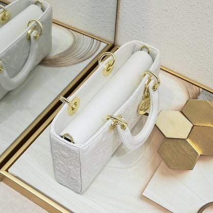 Classic Refined Gold Quilted Shoulder Bag