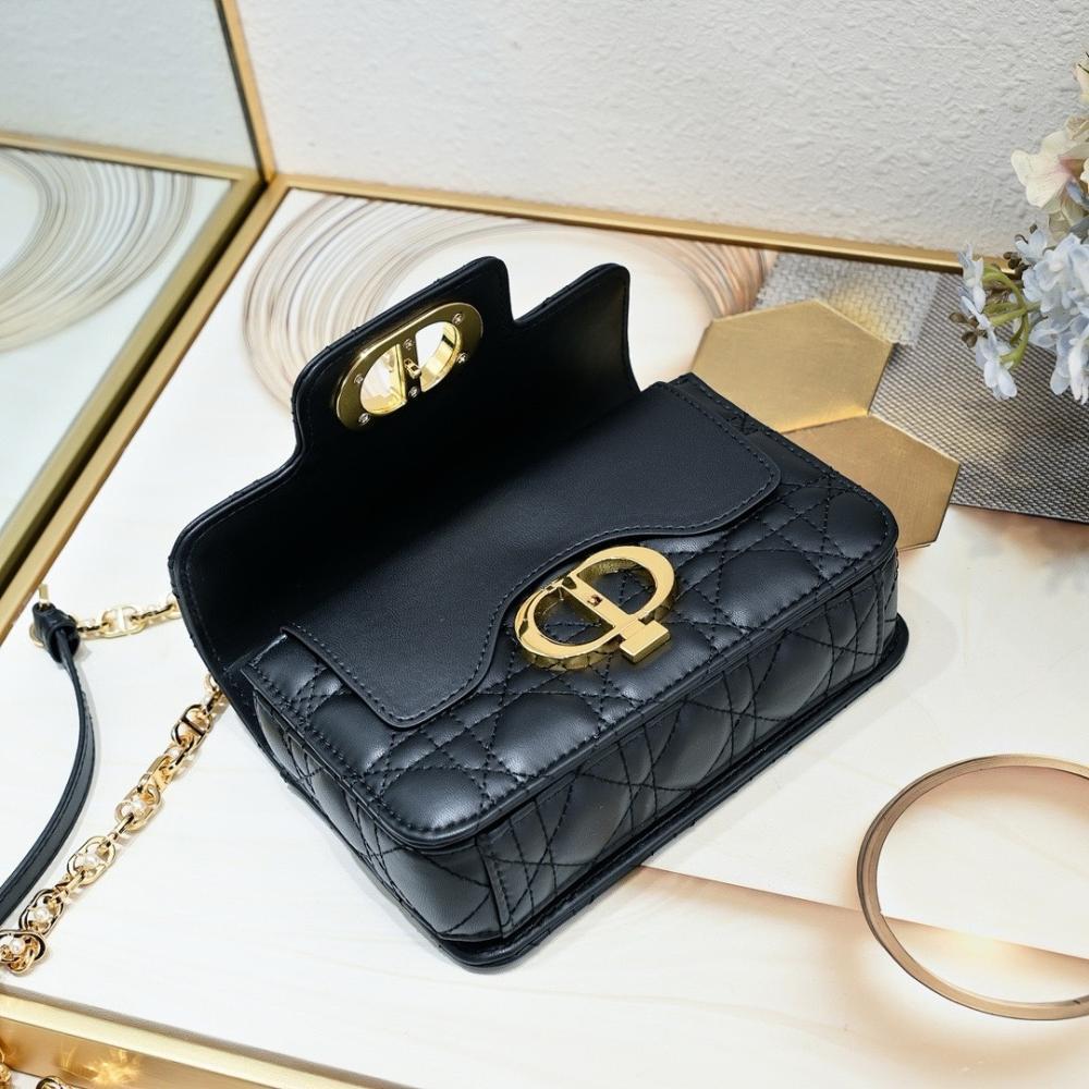 Elegant Refined White Leather Crossbody Bag