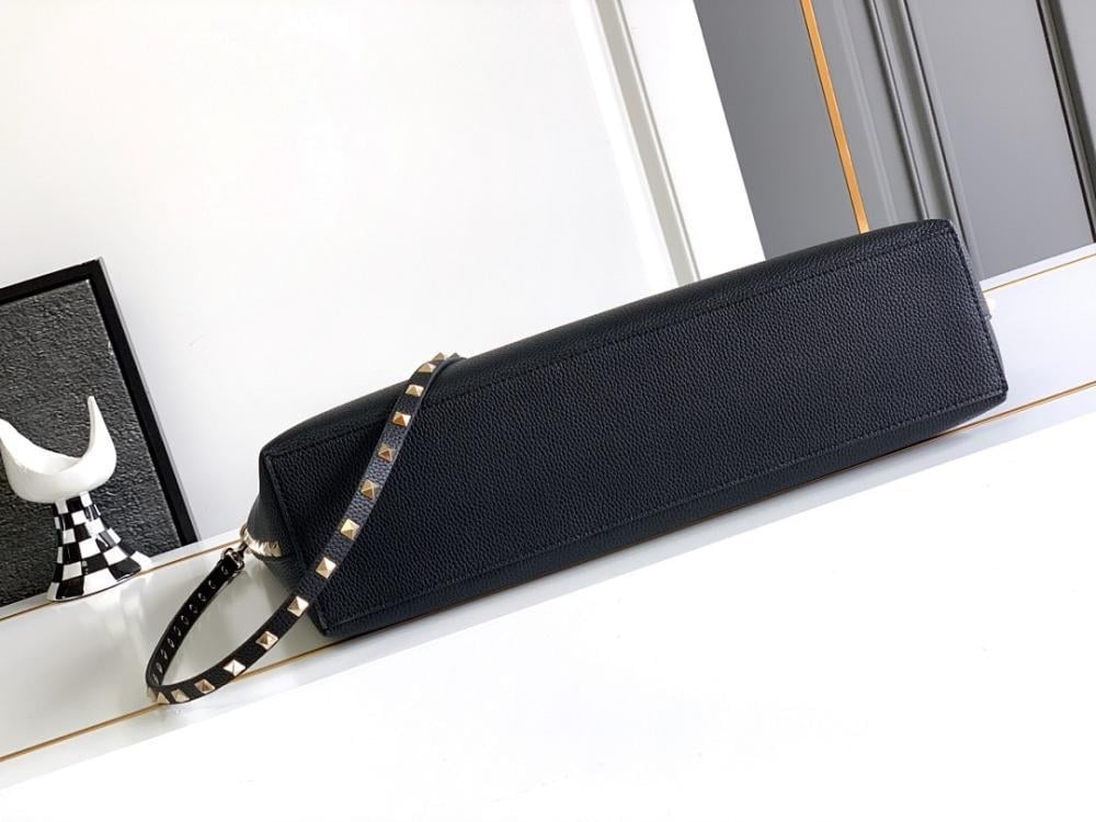 Elegant Stylish Calfskin Shoulder Bag – Limited Edition