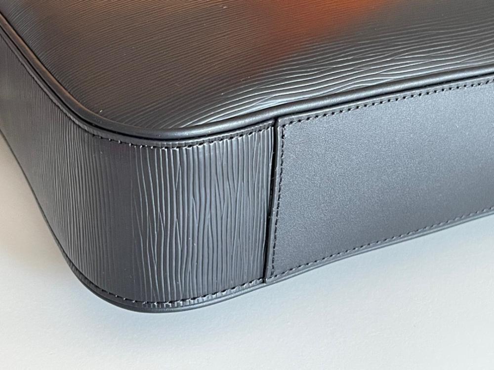 Elegant Leather Crossbody Bag – Limited Edition