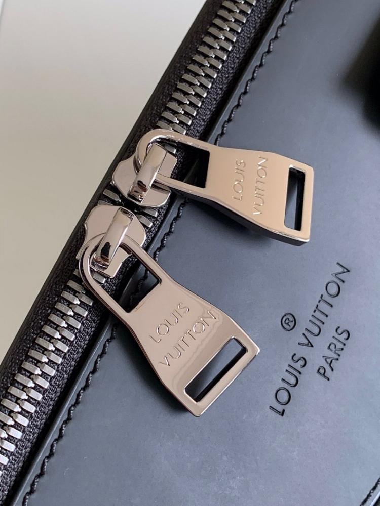 Stylish Silver Shoulder Bag – Limited Edition