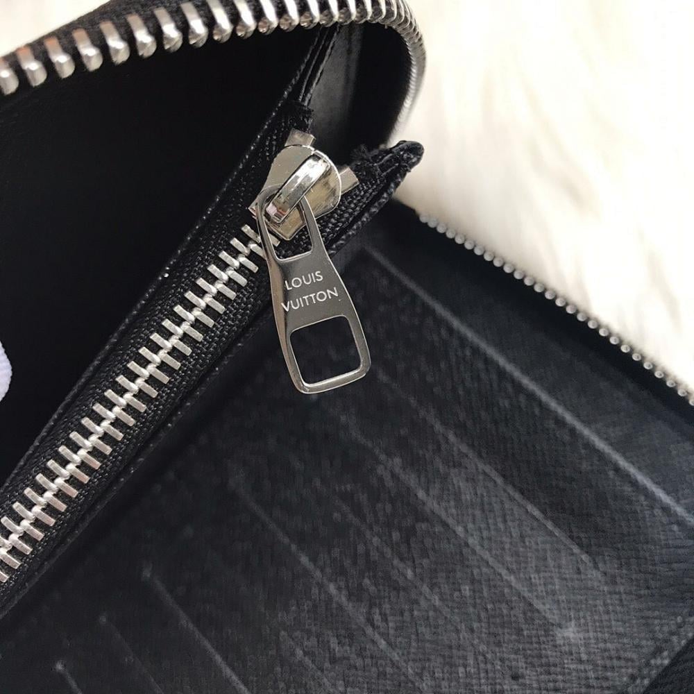 Modern Elegant Silver Leather Wallet