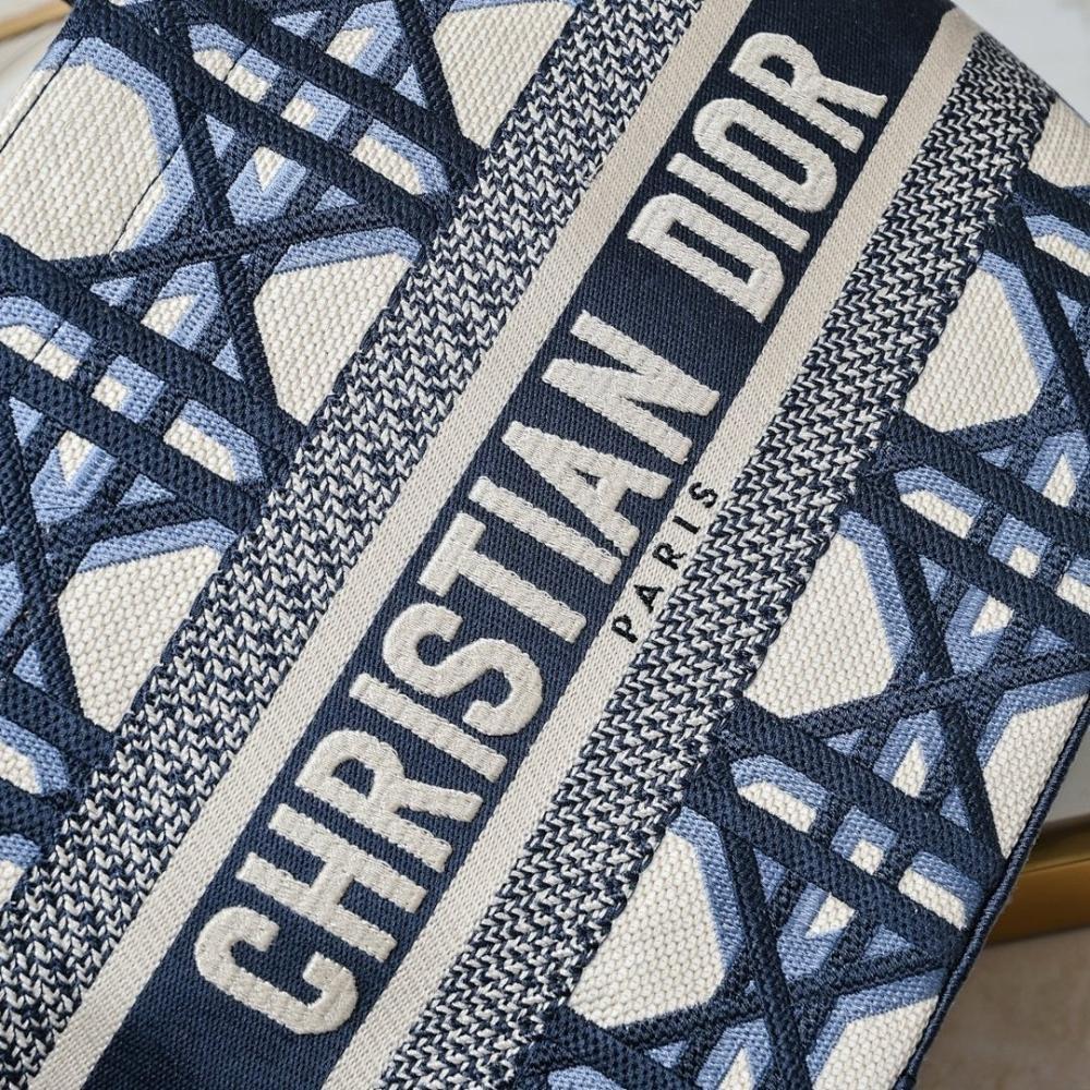 Classic Italian-Inspired Tote Bag