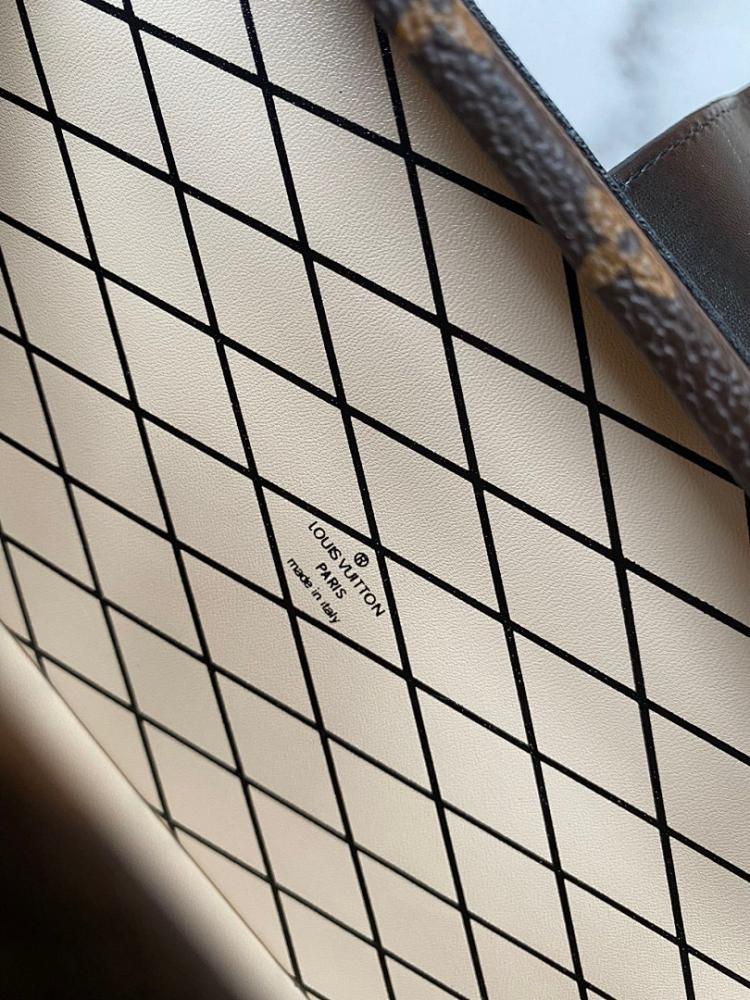 Elegant Refined Leather Shoulder Bag