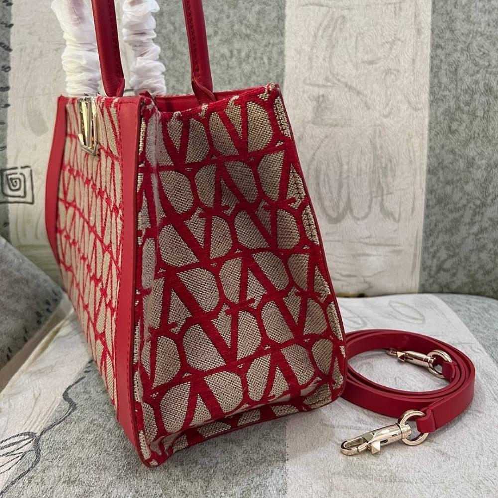 VLogo Signature Leather Shoulder Bag