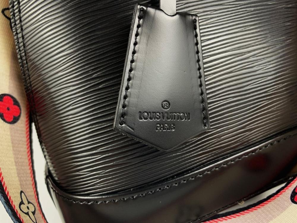 Classic Refined Leather Shoulder Bag
