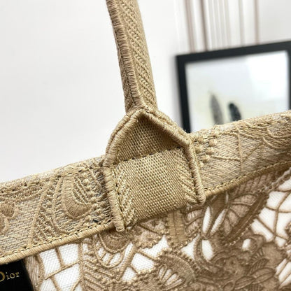 Modern Elegant Embroidered Shoulder Bag – Limited Edition