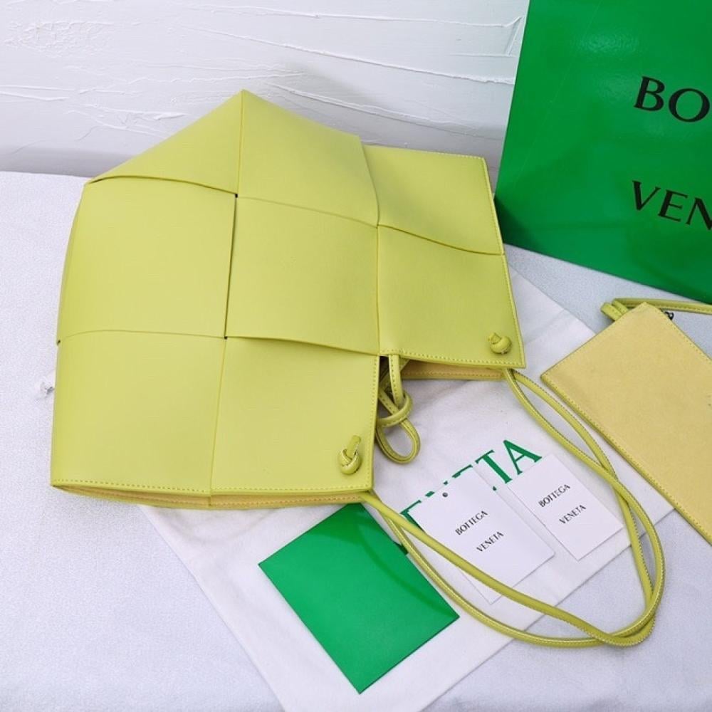 Elegant Woven Leather Shoulder Bag – Special Edition