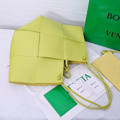 Elegant Woven Leather Shoulder Bag – Special Edition