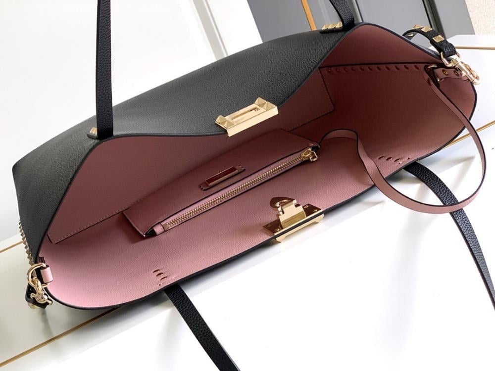 Elegant Stylish Calfskin Shoulder Bag – Limited Edition