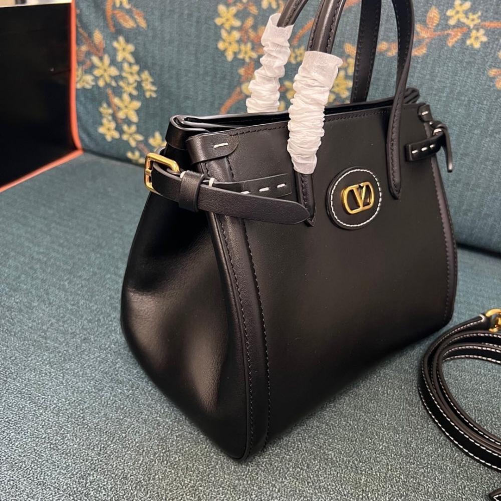 VLogo Signature Leather Shoulder Bag
