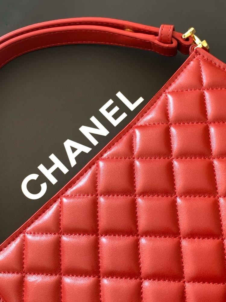 Classic Shoulder Bag