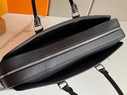 Elegant Leather Crossbody Bag – Limited Edition
