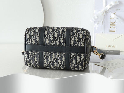 Elegant Refined Quilted Leather Shoulder Bag