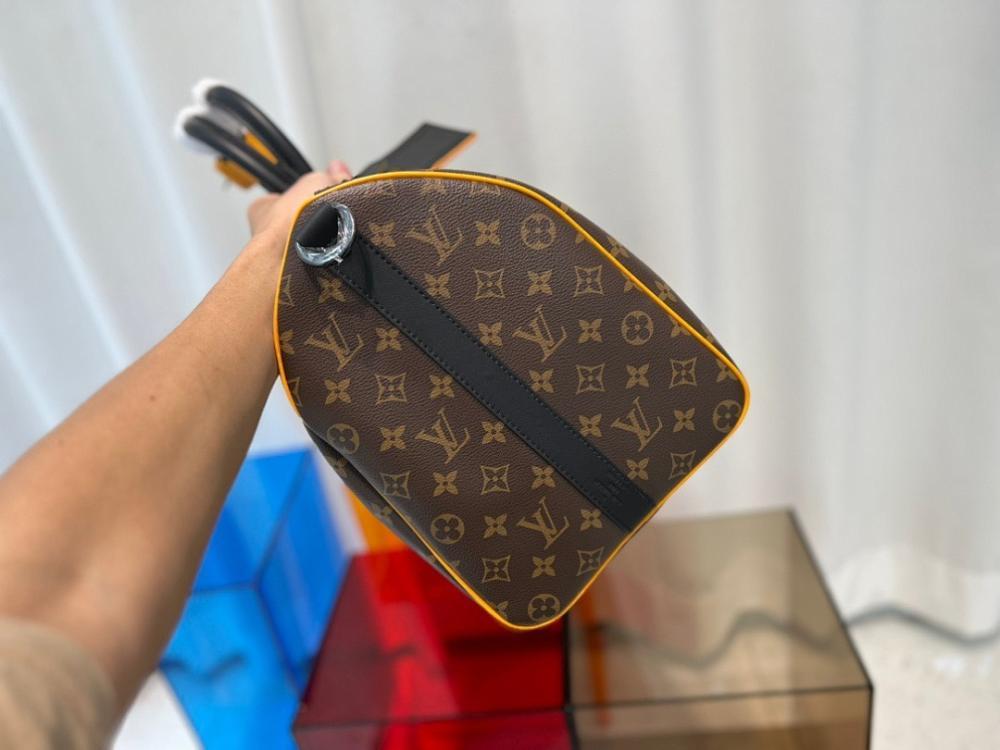 Elegant Refined Black Leather Crossbody Bag