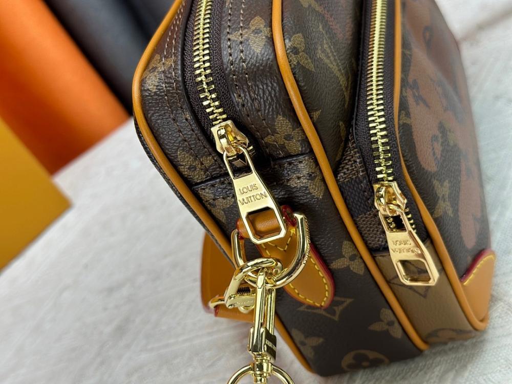 Modern Refined Black Shoulder Bag