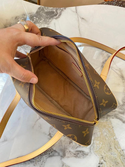 Elegant Refined Crossbody Bag