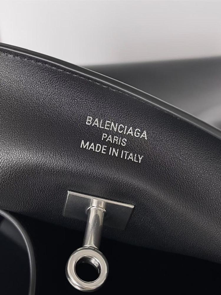 Modern Shoulder Bag – Limited Edition