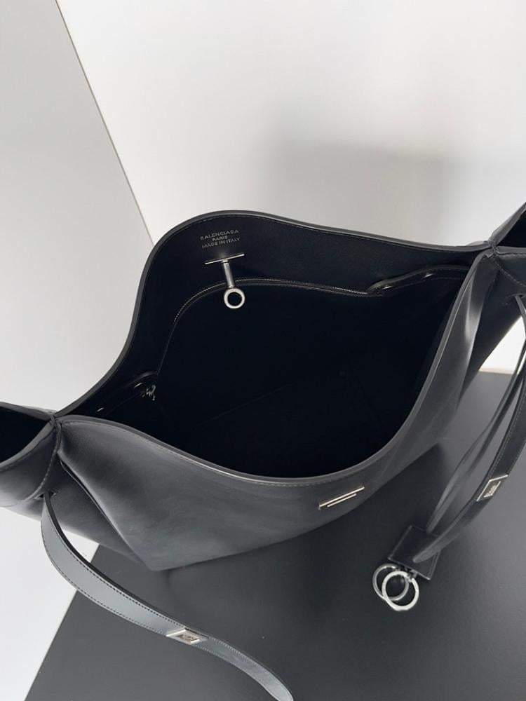 Modern Shoulder Bag – Limited Edition