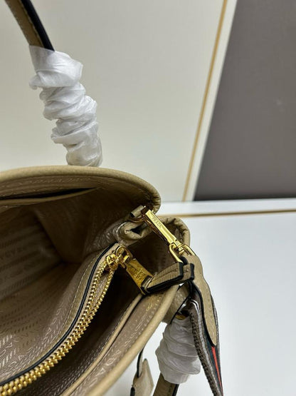 Classic Elegant Leather Shoulder Bag – Limited Edition