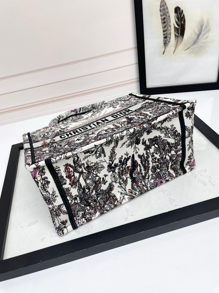 Modern Refined Embroidered Shoulder Bag