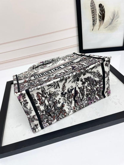 Modern Refined Embroidered Shoulder Bag