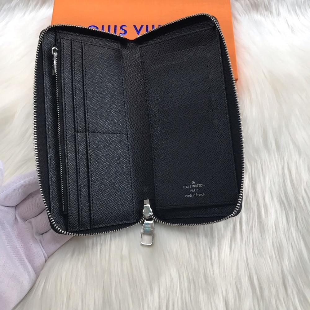 Modern Elegant Silver Leather Wallet