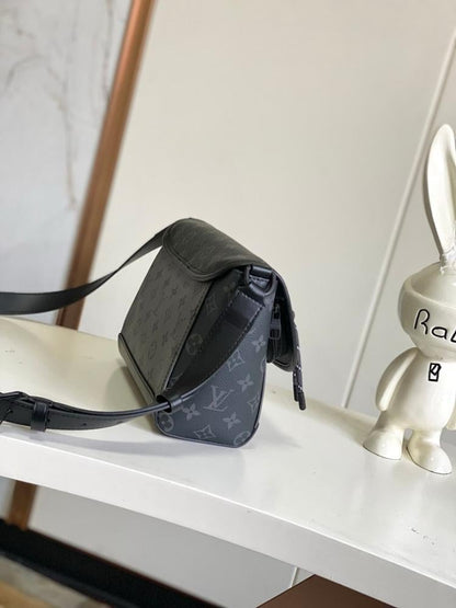Modern Elegant Black Leather Shoulder Bag