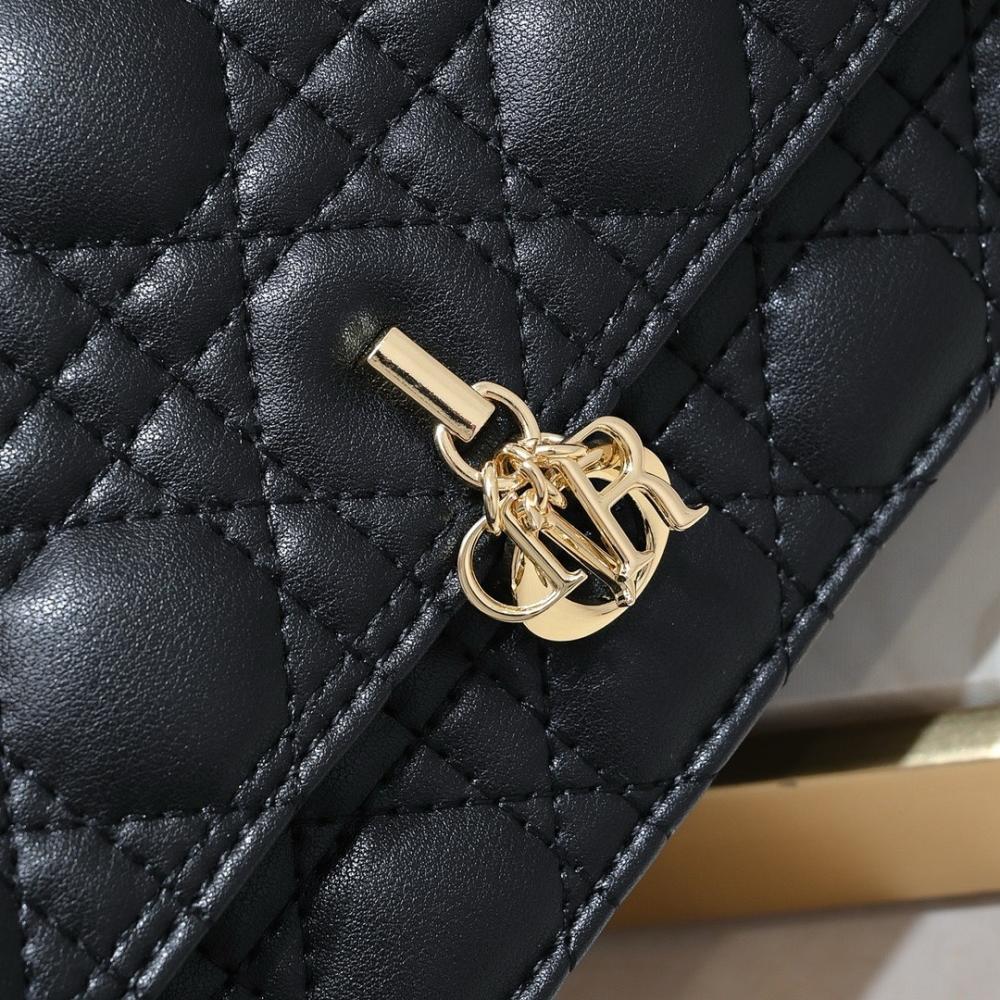 Classic Modern Leather Shoulder Bag