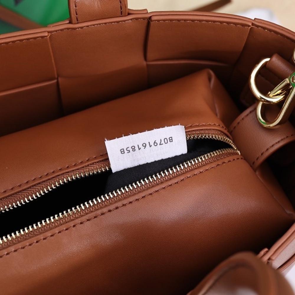 Modern Woven Leather Crossbody Bag – Limited Edition