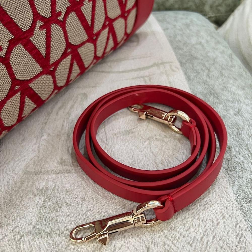 VLogo Signature Leather Shoulder Bag