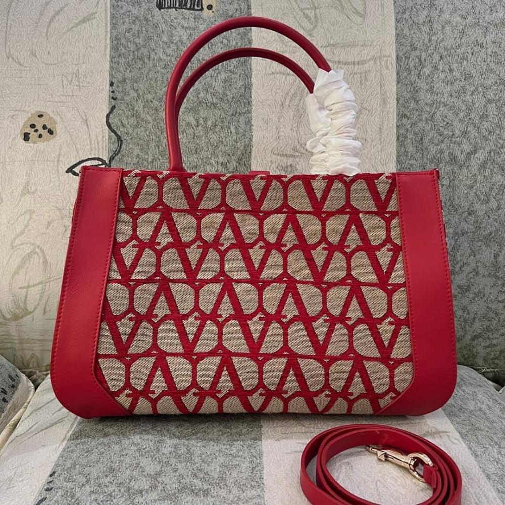 VLogo Signature Leather Shoulder Bag