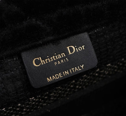 Stylish Embroidered Crossbody Bag – Limited Edition