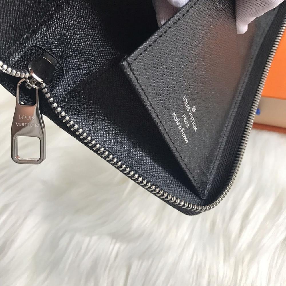 Modern Elegant Silver Leather Wallet